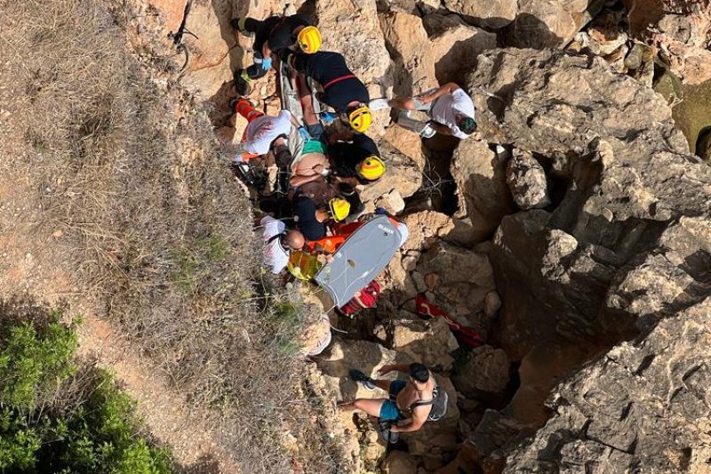 Rescate de un hombre tras caer en una cala de Les Rotes  Rescate de un hombre tras caer en una cala de Les Rotes