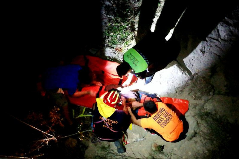 Policía Local y Protección Civil rescatan en Xàbia a un perro herido Policía Local y Protección Civil rescatan en Xàbia a un perro herido