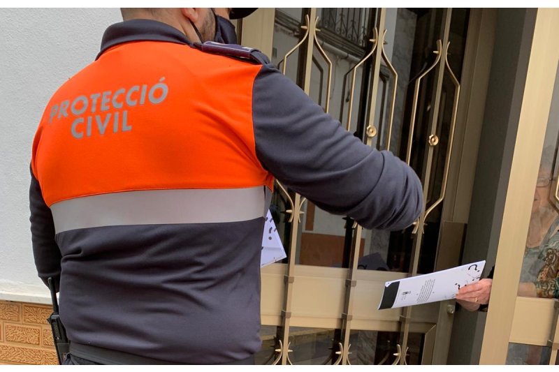 El Ayuntamiento de Pedreguer reparte entre la gente mayor un libreto con ejercicios para mantener la mente activa El Ayuntamiento de Pedreguer reparte entre la gente mayor un libreto con ejercicios para mantener la mente activa