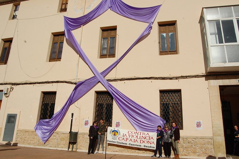 Un mural de Xolaca commemora el Dia Internacional Contra la Violència de Gènere a Pego Un mural de Xolaca commemora el Dia Internacional Contra la Violència de Gènere a Pego