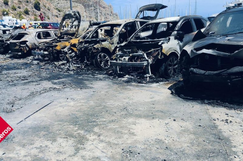 Arden más de treinta vehículos en el parquing del puerto de Xàbia Arden más de treinta vehículos en el parquing del puerto de Xàbia