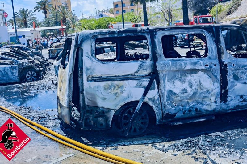 Arden más de treinta vehículos en el parquing del puerto de Xàbia Arden más de treinta vehículos en el parquing del puerto de Xàbia