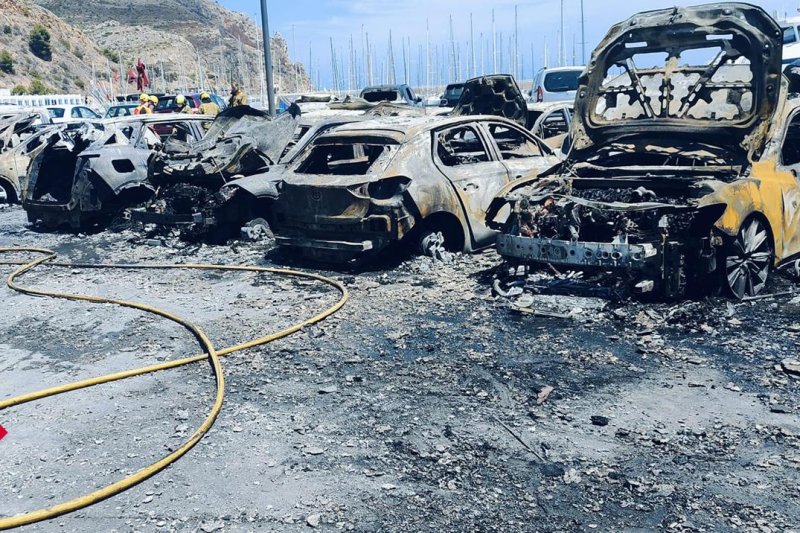 Arden más de treinta vehículos en el parquing del puerto de Xàbia Arden más de treinta vehículos en el parquing del puerto de Xàbia