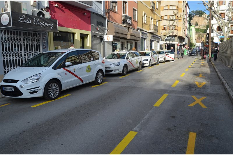 Los taxistas de Dénia consideran que la parada de Cándida Carbonell es insegura Los taxistas de Dénia consideran que la parada de Cándida Carbonell es insegura