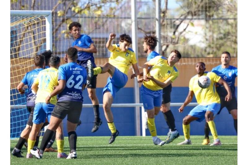 Tercera FFCV: El Dénia B cae en Finestrat y vuelve a ceder el liderato al Foietes Benidorm Tercera FFCV: El Dénia B cae en Finestrat y vuelve a ceder el liderato al Foietes Benidorm
