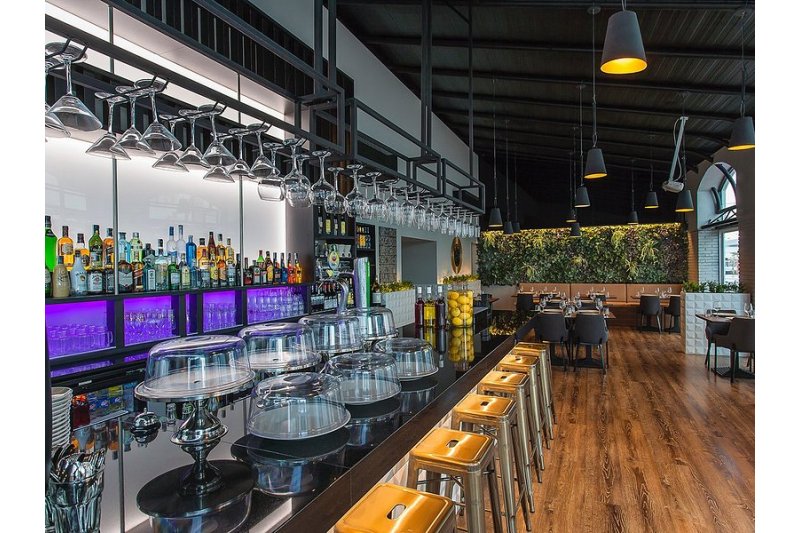 Vuelven las barras pero solo se podrá consumir sentado  Vuelven las barras pero solo se podrá consumir sentado