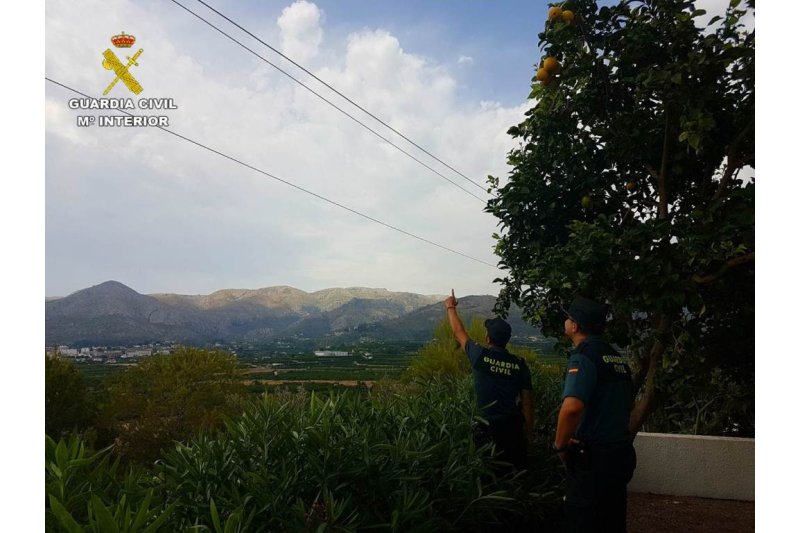 La Guardia Civil salva la vida a un hombre electrocutado en Pego La Guardia Civil salva la vida a un hombre electrocutado en Pego