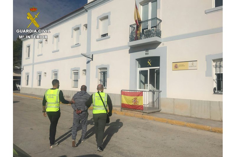 Detienen a un hombre por apuñalar a otro durante una pelea multitudinaria en Moraira Detienen a un hombre por apuñalar a otro durante una pelea multitudinaria en Moraira