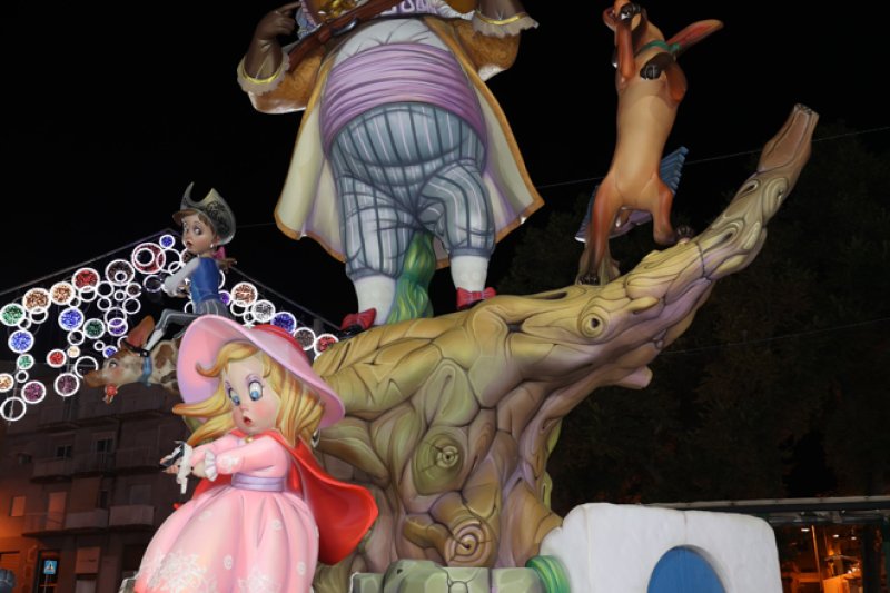 La Foguera de Xàbia ja mira al cel: aplega al municipi una tribu d’indis atreta per les “senyals” de fum del foc de Ramblars La Foguera de Xàbia ja mira al cel: aplega al municipi una tribu d’indis atreta per les “senyals” de fum del foc de Ramblars