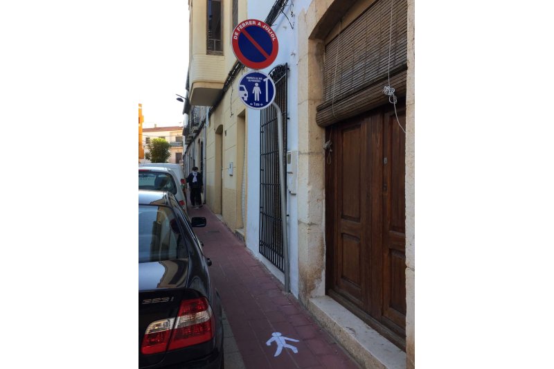 El Ayuntamiento de Ondara instala nueva señalización de aparcamientos para respetar los peatones en calles sin acera elevada El Ayuntamiento de Ondara instala nueva señalización de aparcamientos para respetar los peatones en calles sin acera elevada