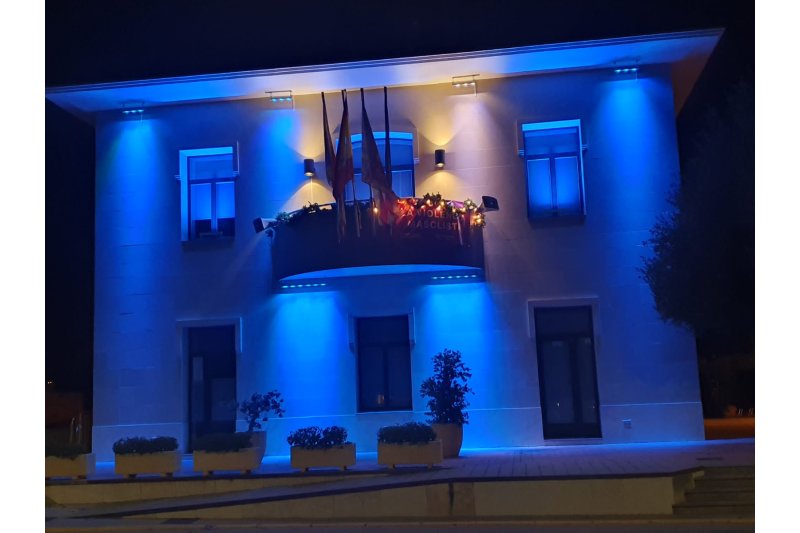 El Ayuntamiento de Els Poblets instala una iluminación permanente para ambientar su fachada El Ayuntamiento de Els Poblets instala una iluminación permanente para ambientar su fachada
