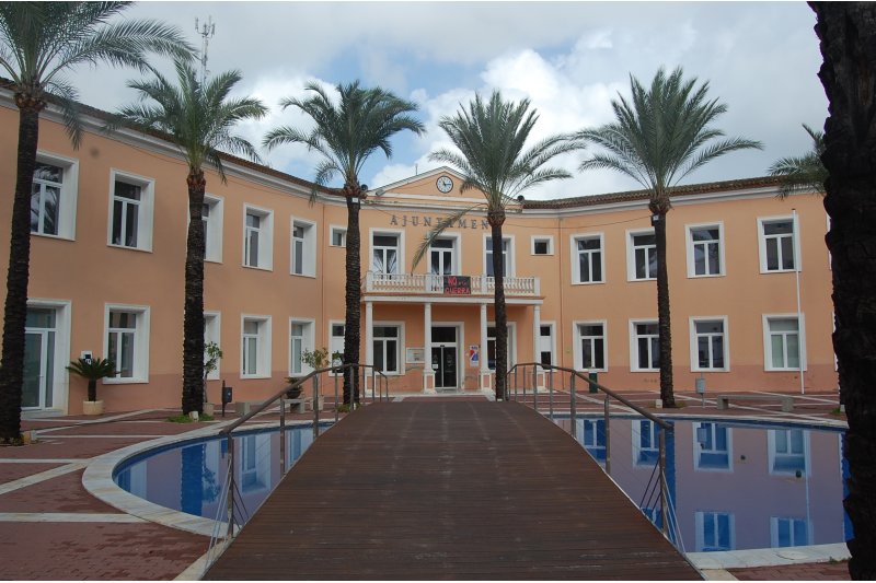 La corporación de El Verger aprueba una bajada del IBI en 2023 en consonancia con el saneamiento de las arcas municipales La corporación de El Verger aprueba una bajada del IBI en 2023 en consonancia con el saneamiento de las arcas municipales