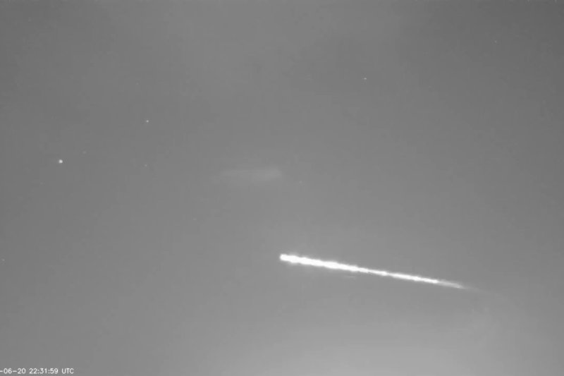 Las asociaciones astronómicas de Dénia captan fragmentos de un cohete chino durante su reentrada en la atmósfera  Las asociaciones astronómicas de Dénia captan fragmentos de un cohete chino durante su reentrada en la atmósfera