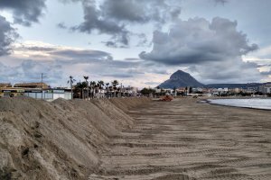 El dique de protección de la playa del Arenal se mantiene hasta marzo