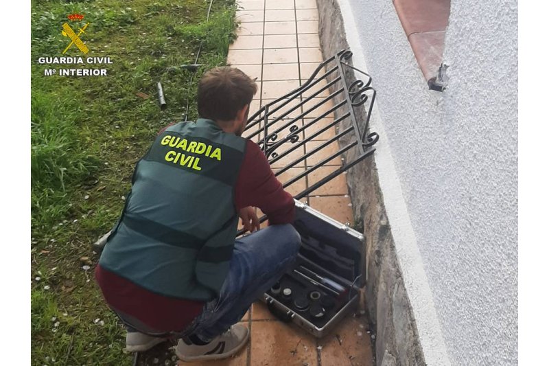 La Guardia Civil detiene a un hombre por más de 12 robos en Pedreguer y Gata  La Guardia Civil detiene a un hombre por más de 12 robos en Pedreguer y Gata