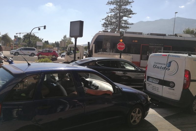 Otro accidente en un paso a nivel de Dénia: un camión se salta el semáforo en rojo e invade la vía del trenet  Otro accidente en un paso a nivel de Dénia: un camión se salta el semáforo en rojo e invade la vía del trenet