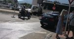 Otro accidente en un paso a nivel de Dénia: un camión se salta el semáforo en rojo e invade la vía del trenet  Otro accidente en un paso a nivel de Dénia: un camión se salta el semáforo en rojo e invade la vía del trenet
