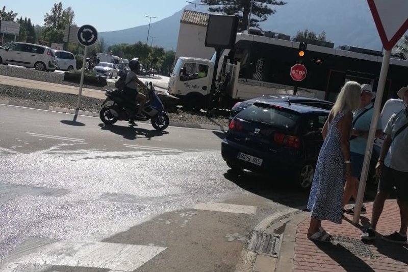 Otro accidente en un paso a nivel de Dénia: un camión se salta el semáforo en rojo e invade la vía del trenet  Otro accidente en un paso a nivel de Dénia: un camión se salta el semáforo en rojo e invade la vía del trenet