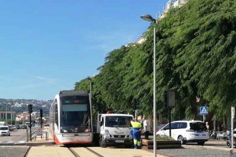 Otro accidente en un paso a nivel de Dénia: un camión se salta el semáforo en rojo e invade la vía del trenet  Otro accidente en un paso a nivel de Dénia: un camión se salta el semáforo en rojo e invade la vía del trenet