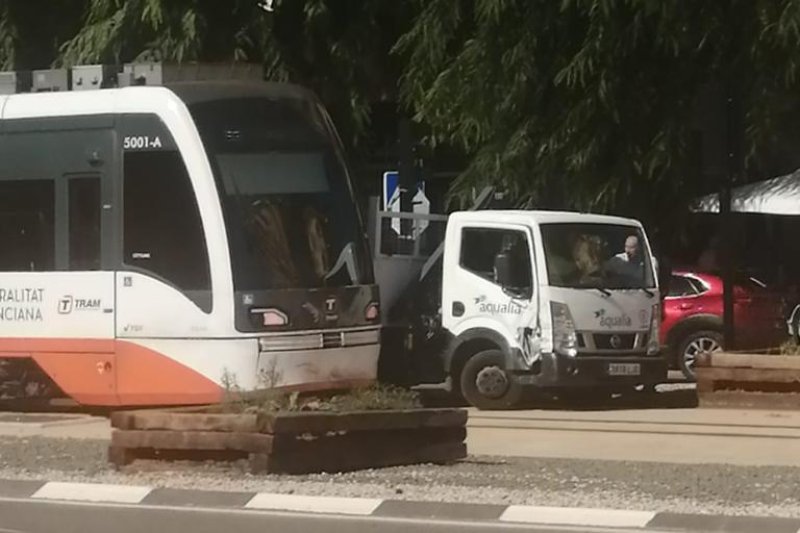 Otro accidente en un paso a nivel de Dénia: un camión se salta el semáforo en rojo e invade la vía del trenet  Otro accidente en un paso a nivel de Dénia: un camión se salta el semáforo en rojo e invade la vía del trenet