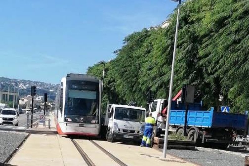 Otro accidente en un paso a nivel de Dénia: un camión se salta el semáforo en rojo e invade la vía del trenet  Otro accidente en un paso a nivel de Dénia: un camión se salta el semáforo en rojo e invade la vía del trenet