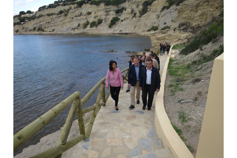 Costas reconstruye los accesos a la Cala Cap Blanc  y mejora la seguridad  Costas reconstruye los accesos a la Cala Cap Blanc  y mejora la seguridad