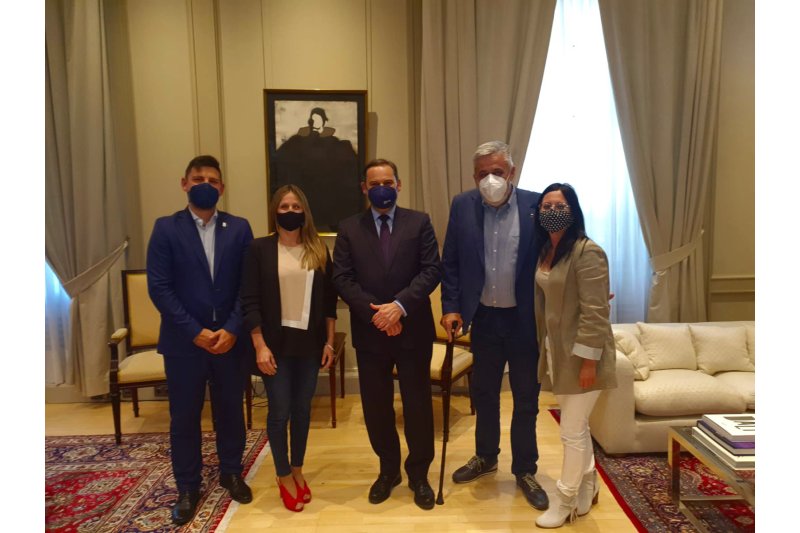 El equipo de gobierno de Pego obtiene el compromiso del ministro Ábalos para agilizar la erradicación del cruce del Hostal de Sant Jaume El equipo de gobierno de Pego obtiene el compromiso del ministro Ábalos para agilizar la erradicación del cruce del Hostal de Sant Jaume