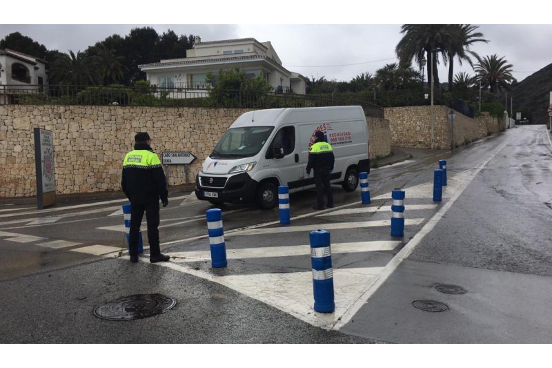 La Policía Local de Xàbia impone más de cincuenta denuncias por incumplir el estado de alarma La Policía Local de Xàbia impone más de cincuenta denuncias por incumplir el estado de alarma