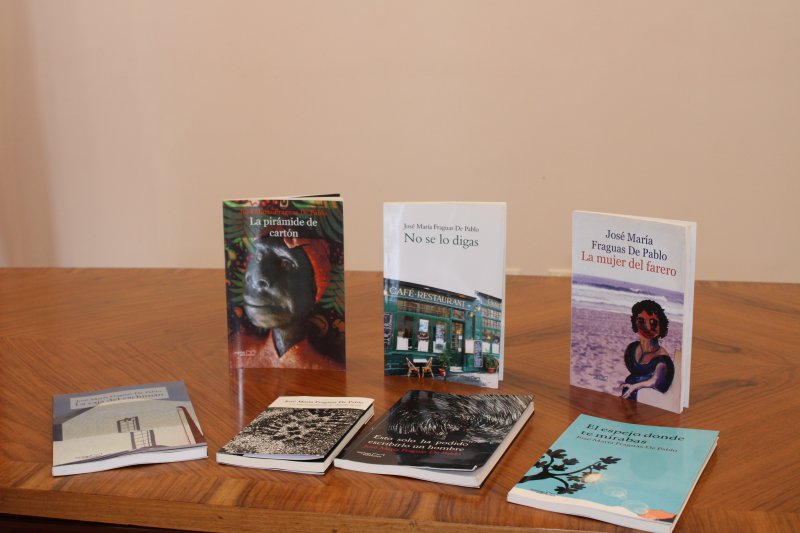 José María Fraguas dona un ejemplar de cada una de sus obras publicadas a la Biblioteca Pública de Dénia José María Fraguas dona un ejemplar de cada una de sus obras publicadas a la Biblioteca Pública de Dénia