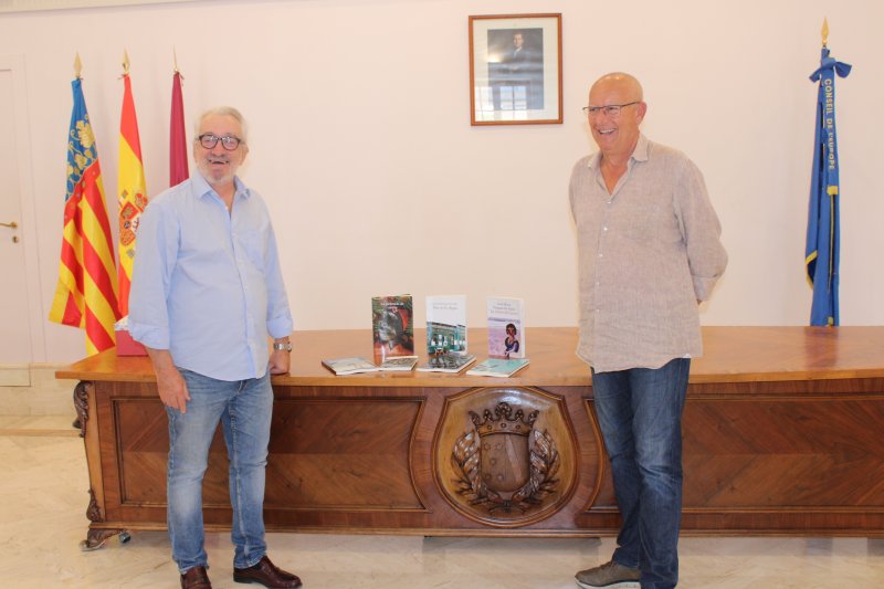 José María Fraguas dona un ejemplar de cada una de sus obras publicadas a la Biblioteca Pública de Dénia José María Fraguas dona un ejemplar de cada una de sus obras publicadas a la Biblioteca Pública de Dénia