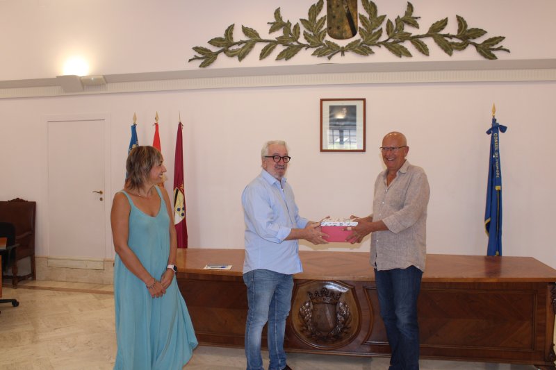 José María Fraguas dona un ejemplar de cada una de sus obras publicadas a la Biblioteca Pública de Dénia José María Fraguas dona un ejemplar de cada una de sus obras publicadas a la Biblioteca Pública de Dénia