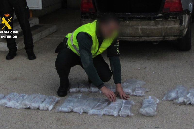 Un hombre intenta embarcar rumbo a Ibiza con más de 23 kilos de hachís ocultos en el paragolpes de su coche Un hombre intenta embarcar rumbo a Ibiza con más de 23 kilos de hachís ocultos en el paragolpes de su coche