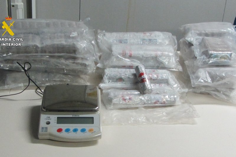 Un hombre intenta embarcar rumbo a Ibiza con más de 23 kilos de hachís ocultos en el paragolpes de su coche Un hombre intenta embarcar rumbo a Ibiza con más de 23 kilos de hachís ocultos en el paragolpes de su coche