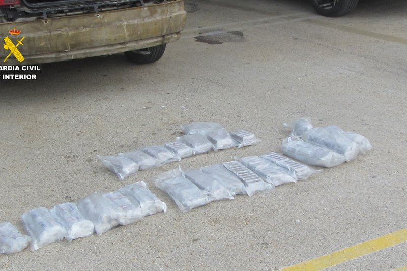 Un hombre intenta embarcar rumbo a Ibiza con más de 23 kilos de hachís ocultos en el paragolpes de su coche Un hombre intenta embarcar rumbo a Ibiza con más de 23 kilos de hachís ocultos en el paragolpes de su coche