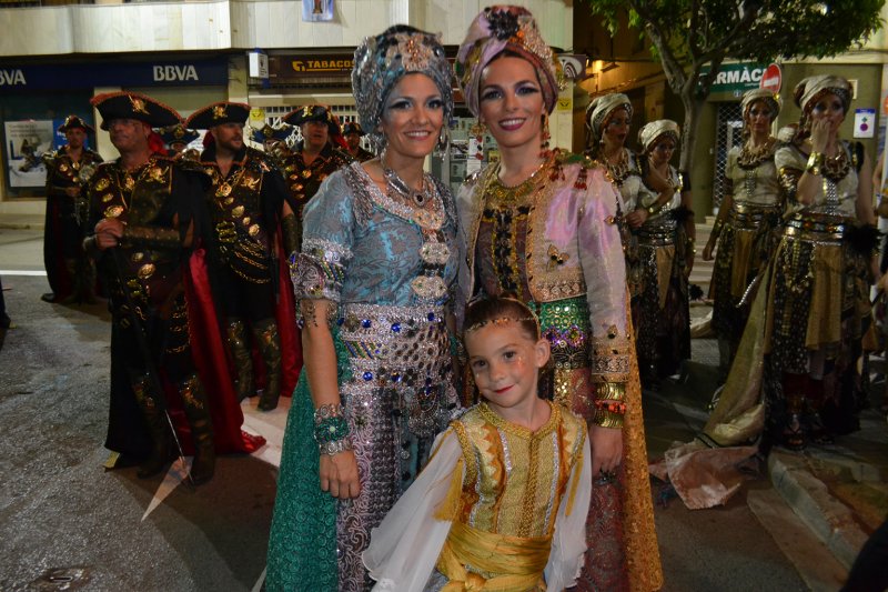 Pirates i Zairenyes protagonitzen unes festes de moros i cristians a Benissa que guanyen en participació Pirates i Zairenyes protagonitzen unes festes de moros i cristians a Benissa que guanyen en participació