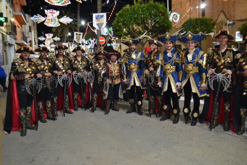 Pirates i Zairenyes protagonitzen unes festes de moros i cristians a Benissa que guanyen en participació Pirates i Zairenyes protagonitzen unes festes de moros i cristians a Benissa que guanyen en participació