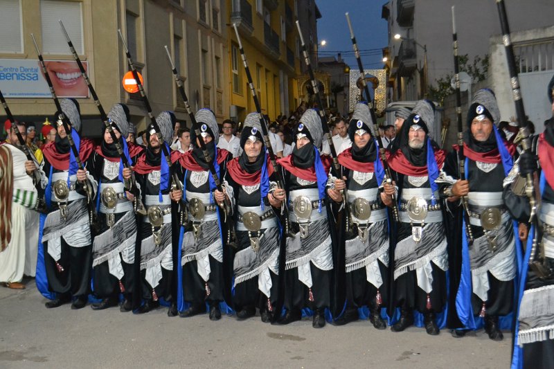 Pirates i Zairenyes protagonitzen unes festes de moros i cristians a Benissa que guanyen en participació Pirates i Zairenyes protagonitzen unes festes de moros i cristians a Benissa que guanyen en participació