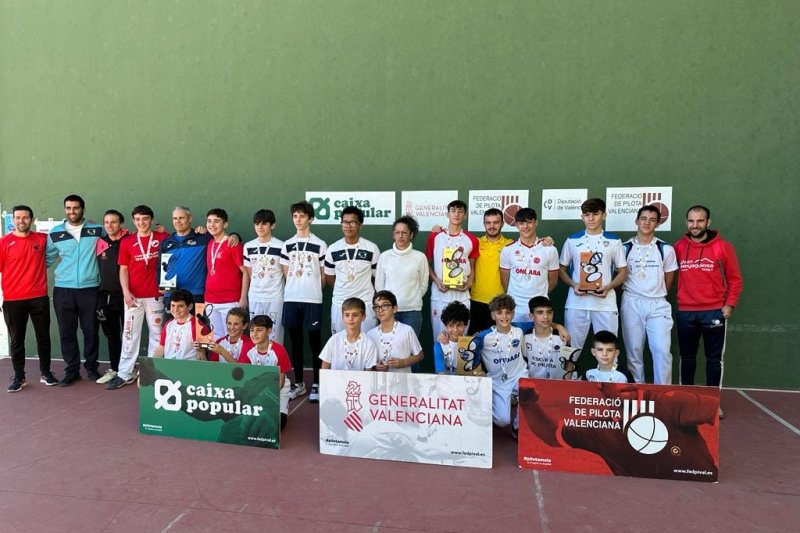 Or per als alevins i cadets de l’Escola Municipal de Pilota d’Ondara en les finals provincials de frontó per parelles Or per als alevins i cadets de l’Escola Municipal de Pilota d’Ondara en les finals provincials de frontó per parelles