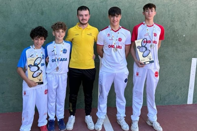 Or per als alevins i cadets de l’Escola Municipal de Pilota d’Ondara en les finals provincials de frontó per parelles Or per als alevins i cadets de l’Escola Municipal de Pilota d’Ondara en les finals provincials de frontó per parelles
