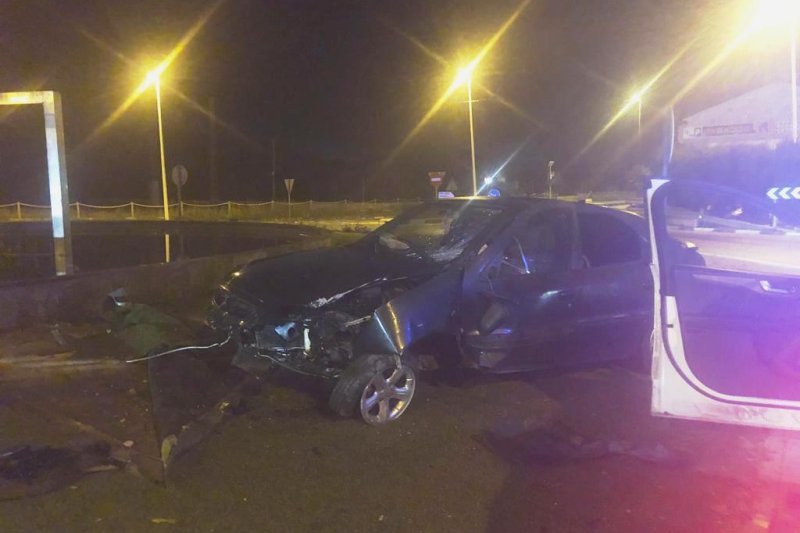 Un coche se estampa contra una rotonda de la carretera Dénia-Ondara y provoca daños en la fuente  Un coche se estampa contra una rotonda de la carretera Dénia-Ondara y provoca daños en la fuente