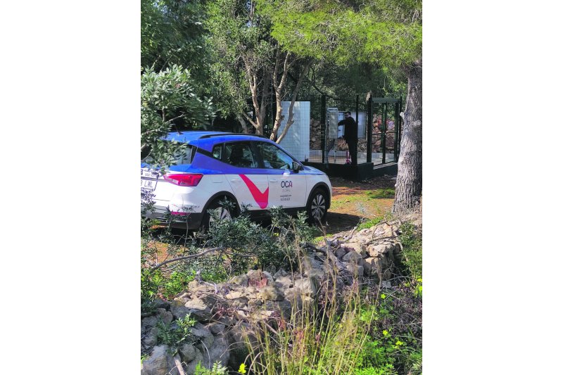 La empresa de telefonía retoma los trabajos para instalar una antena en Les Rotes ante la indignación de los vecinos La empresa de telefonía retoma los trabajos para instalar una antena en Les Rotes ante la indignación de los vecinos