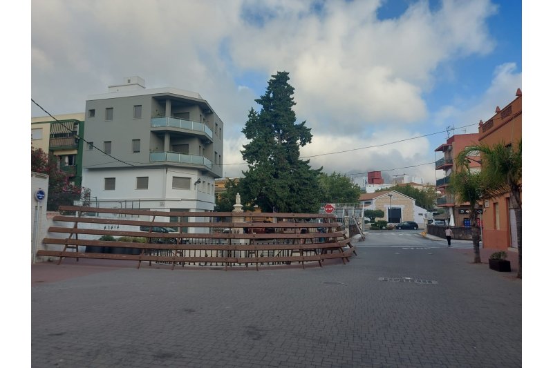 El muntatge de barreres i grades per a les entrades de bous escenifica el compte enrere cap a la festes de Sant Jaume d’Ondara El muntatge de barreres i grades per a les entrades de bous escenifica el compte enrere cap a la festes de Sant Jaume d’Ondara