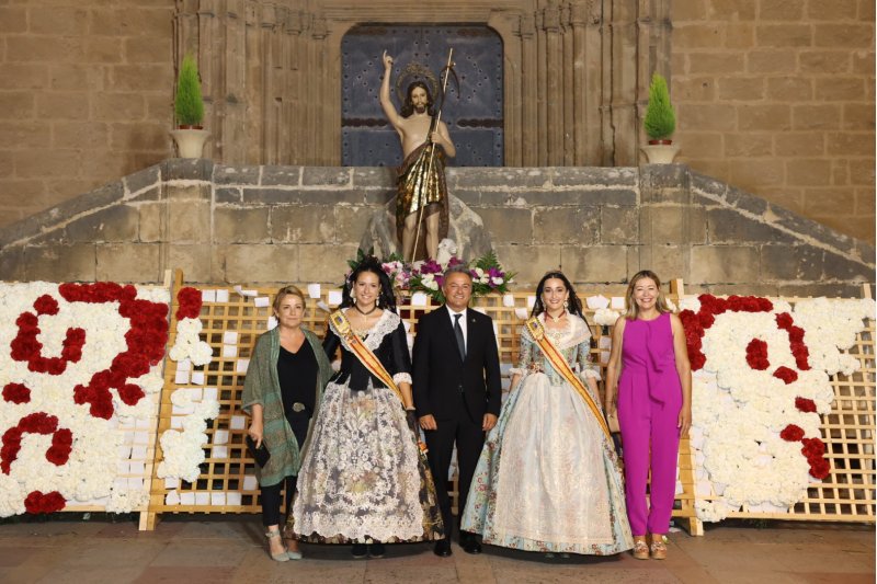 Tot per l’aire i La Desastrà, quintades protagonistes de la primera ofrena a Sant Joan de Fogueres de Xàbia Tot per l’aire i La Desastrà, quintades protagonistes de la primera ofrena a Sant Joan de Fogueres de Xàbia