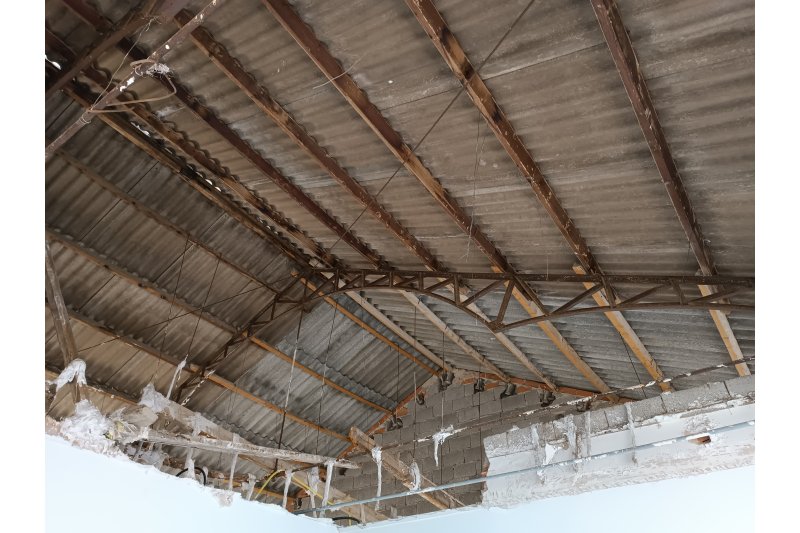 Pego inicia la demolición del antiguo ambulatorio para reconvertirlo en aparcamiento Pego inicia la demolición del antiguo ambulatorio para reconvertirlo en aparcamiento