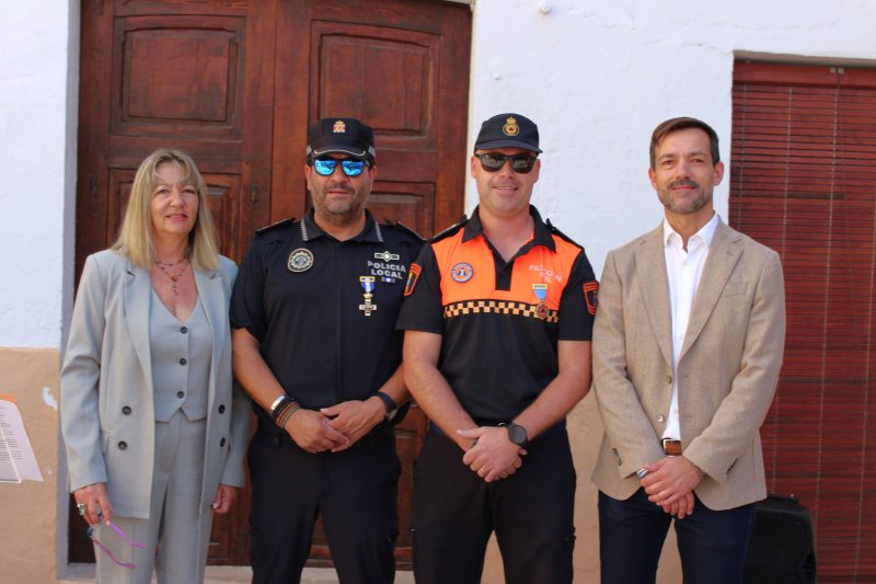 Benitatxell despide con condecoraciones a José Francisco Mayans, jefe de la Policía Local Benitatxell despide con condecoraciones a José Francisco Mayans, jefe de la Policía Local