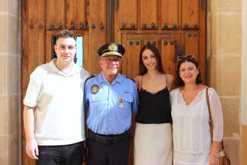 Benitatxell despide con condecoraciones a José Francisco Mayans, jefe de la Policía Local Benitatxell despide con condecoraciones a José Francisco Mayans, jefe de la Policía Local
