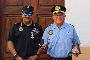 Benitatxell despide con condecoraciones a José Francisco Mayans, jefe de la Policía Local