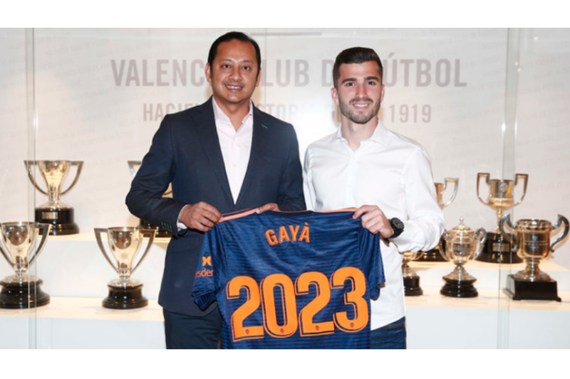 Gayà renova amb el València fins el 2023 i amb una clàusula de 100 milions d’euros Gayà renova amb el València fins el 2023 i amb una clàusula de 100 milions d’euros
