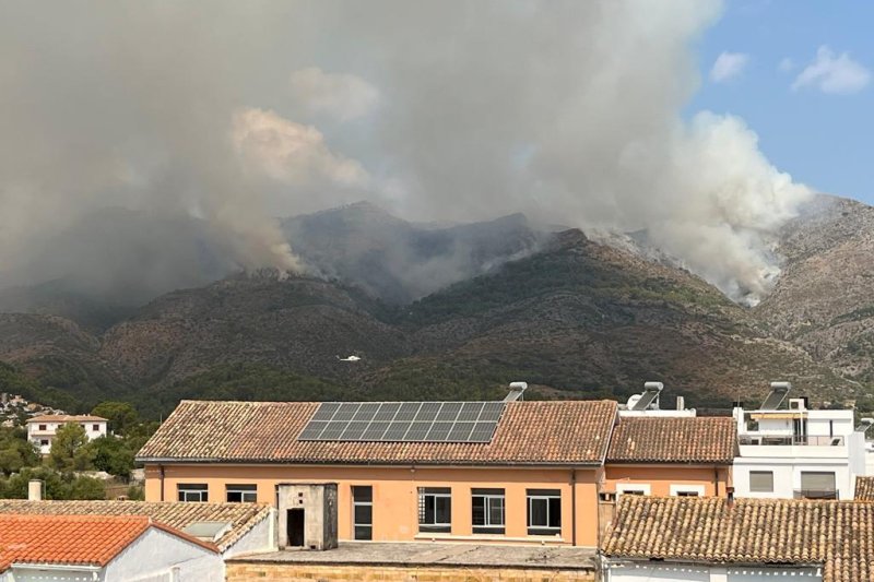 Gabriela Bravo confirma que la lluvia ha refrescado los puntos críticos del incendio en Fontilles y la Vall d’Alcalà Gabriela Bravo confirma que la lluvia ha refrescado los puntos críticos del incendio en Fontilles y la Vall d’Alcalà