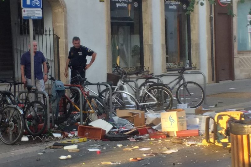 Una mujer lanza sillas y papeles a la calle en Dénia  Una mujer lanza sillas y papeles a la calle en Dénia